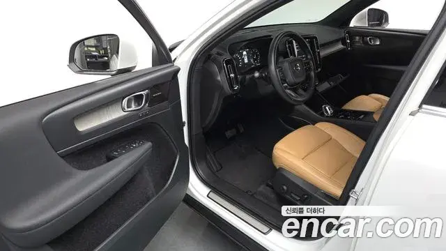 Volvo XC40 2020 — Photo 6/20