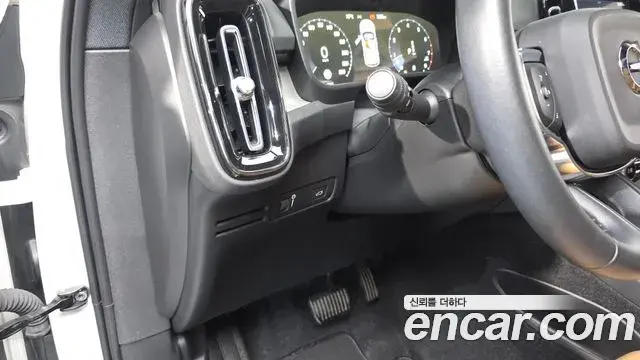 Volvo XC40 2020 — Photo 16/20