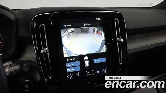 Volvo XC40 2020 — Photo 17/20