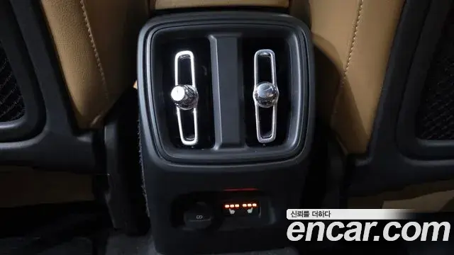 Volvo XC40 2020 — Photo 15/20