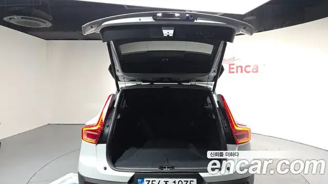 Volvo XC40 2020 — Photo 8/20