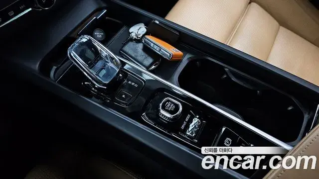 Volvo XC60 2021 — Фото 9/20