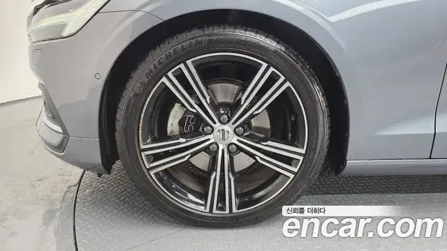 Volvo S60 2019 — Şəkil 19/20