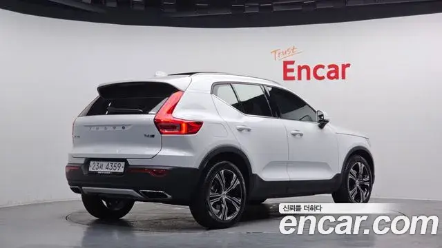 Volvo XC40 2019 — ფოტო 19/20