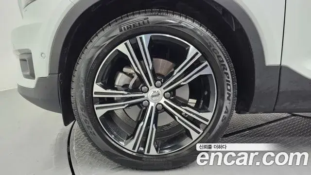 Volvo XC40 2019 — ფოტო 16/20