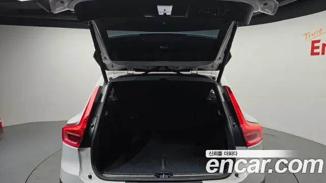 Volvo XC40 2019 — ფოტო 1/20