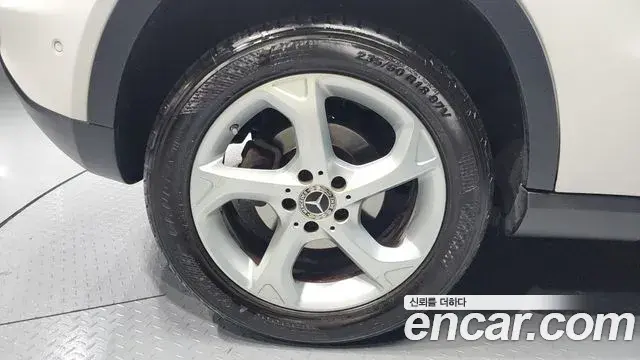 Mercedes-Benz GLA-Class 2019 — Şəkil 8/20