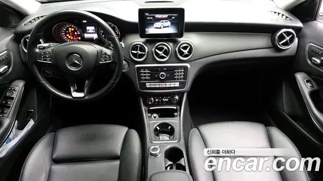Mercedes-Benz GLA-Class 2019 — Şəkil 18/20
