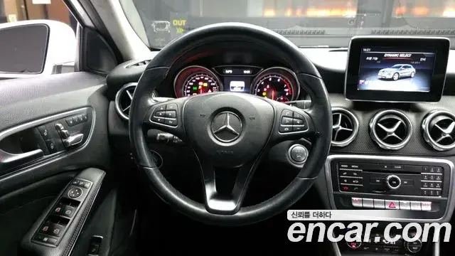 Mercedes-Benz GLA-Class 2019 — Şəkil 17/20