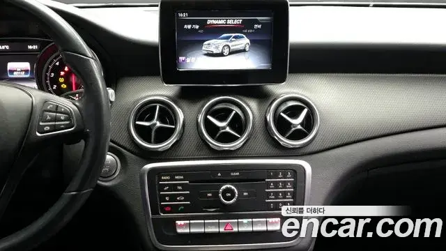 Mercedes-Benz GLA-Class 2019 — Şəkil 15/20