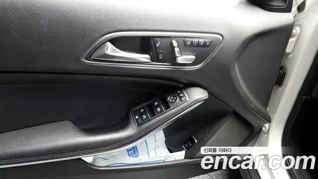 Mercedes-Benz GLA-Class 2019 — Şəkil 12/20