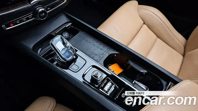Volvo XC60 2021 — Şəkil 16/20