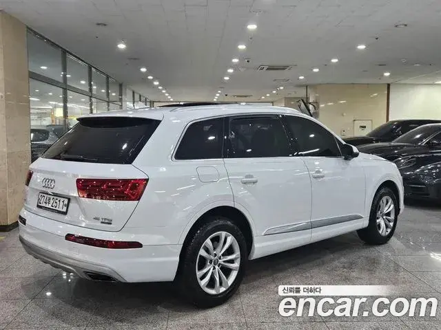 Audi Q7 2019 — Photo 13/20