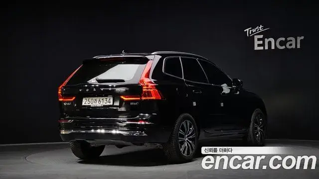 Volvo XC60 2021 — ფოტო 14/20