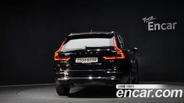 Volvo XC60 2021 — ფოტო 2/20