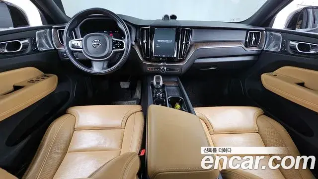 Volvo XC60 2021 — ფოტო 4/20