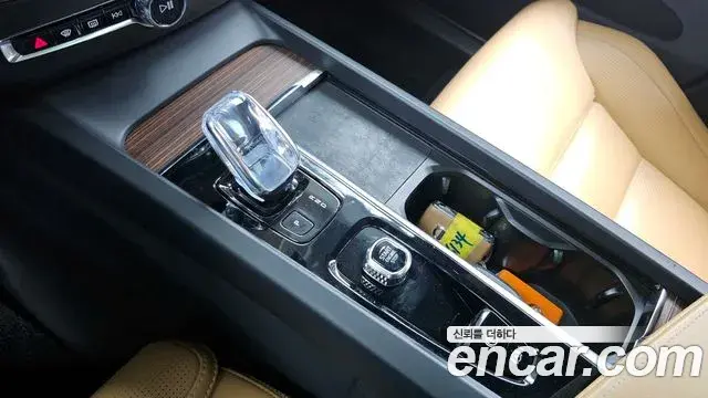 Volvo XC60 2021 — ფოტო 8/20