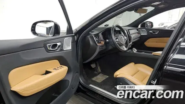Volvo XC60 2021 — ფოტო 7/20