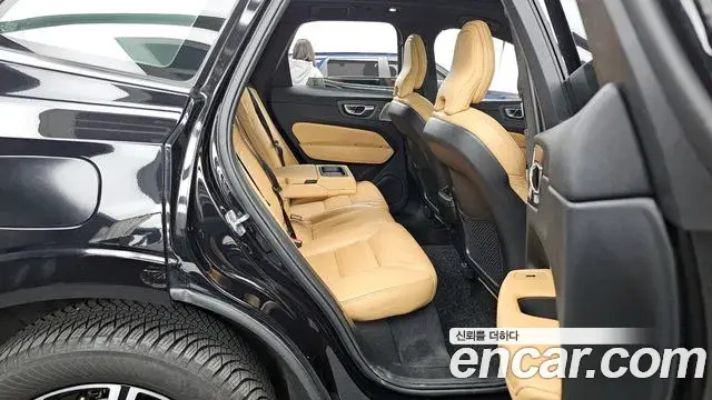 Volvo XC60 2021 — ფოტო 5/20