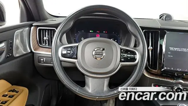 Volvo XC60 2021 — ფოტო 9/20