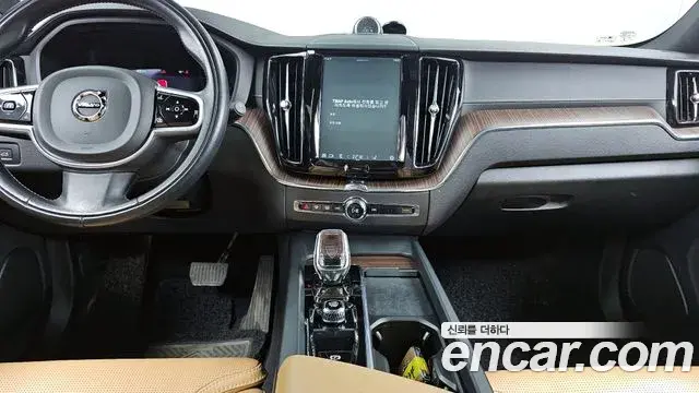 Volvo XC60 2021 — ფოტო 16/20