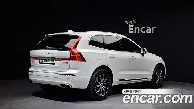Volvo XC60 2020 — Фото 1/20