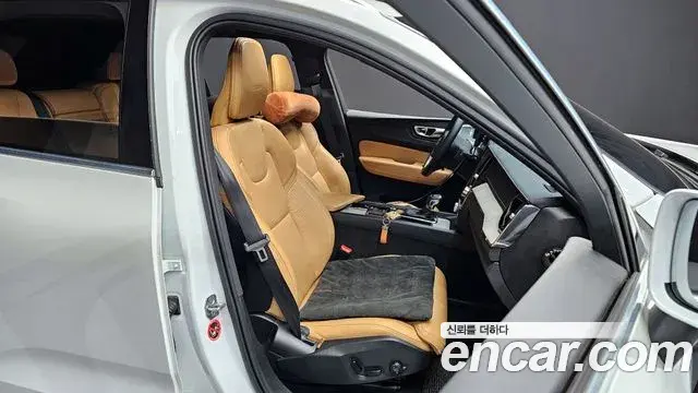 Volvo XC60 2020 — Фото 11/20