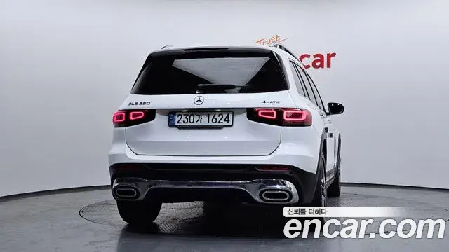 Mercedes-Benz GLB-Class 2021 — ფოტო 18/20