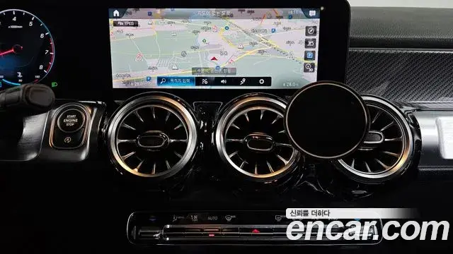 Mercedes-Benz GLB-Class 2021 — ფოტო 13/20