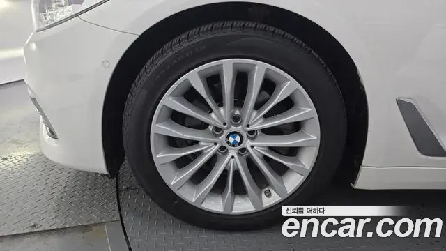BMW 5 Series 2018 — Photo 12/20