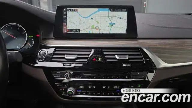 BMW 5 Series 2018 — Photo 9/20