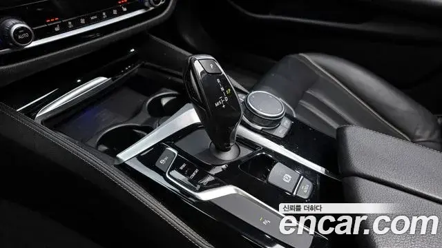 BMW 5 Series 2018 — Şəkil 18/20