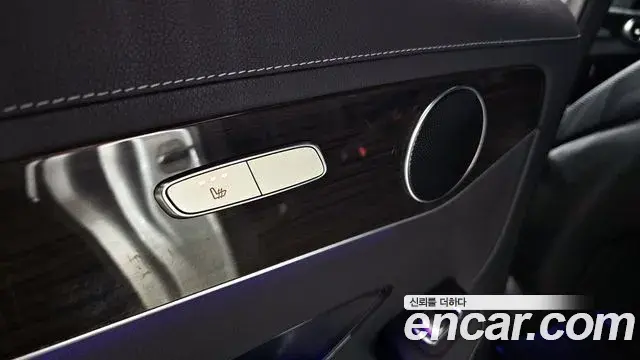 Mercedes-Benz GLC-Class 2020 — Photo 17/20