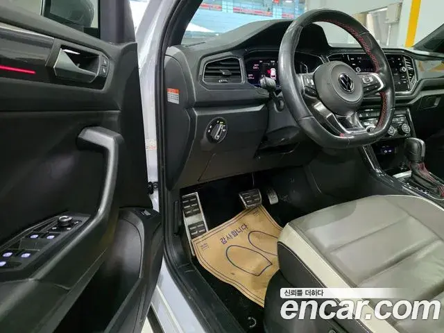 Volkswagen T-Roc 2021 — Photo 10/20