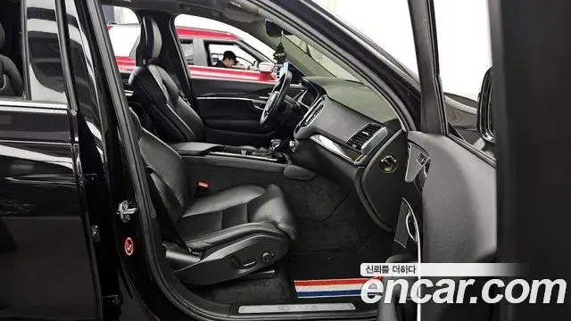 Volvo XC90 2018 — ფოტო 18/20