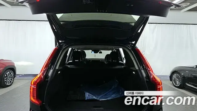 Volvo XC90 2018 — ფოტო 13/20