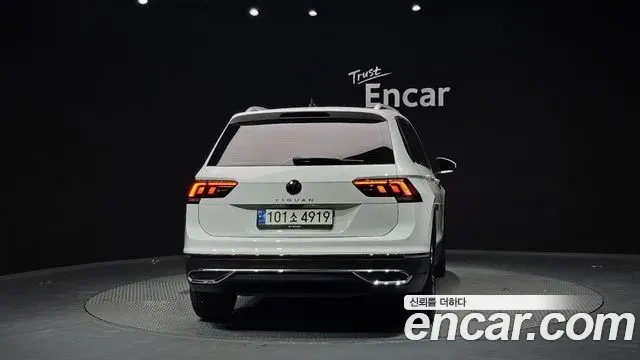 Volkswagen Tiguan 2021 — ფოტო 17/20