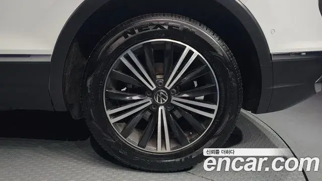 Volkswagen Tiguan 2021 — ფოტო 18/20