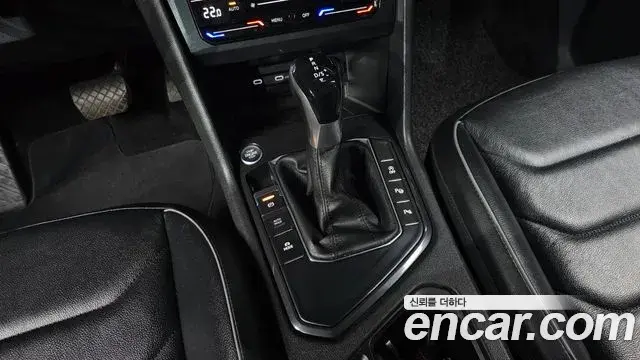 Volkswagen Tiguan 2021 — ფოტო 15/20