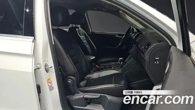 Volkswagen Tiguan 2021 — ფოტო 7/20