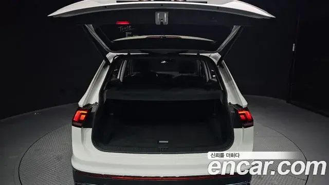 Volkswagen Tiguan 2021 — ფოტო 6/20
