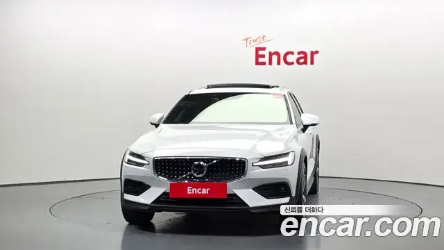 Volvo V60 Cross Country 2019 — Photo 17/20