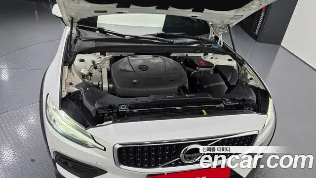 Volvo V60 Cross Country 2019 — Photo 8/20