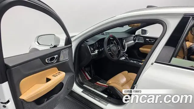 Volvo V60 Cross Country 2019 — Photo 9/20