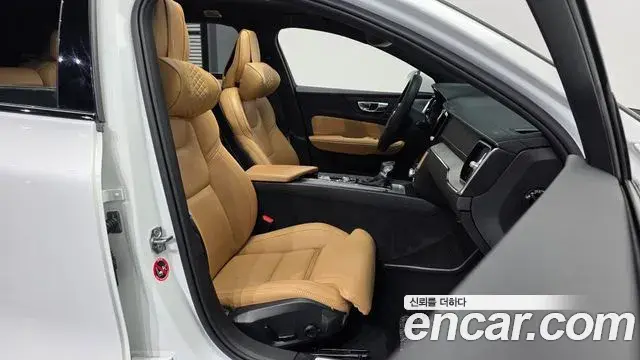 Volvo V60 Cross Country 2019 — Photo 1/20