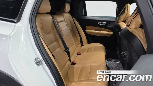 Volvo V60 Cross Country 2019 — Photo 13/20