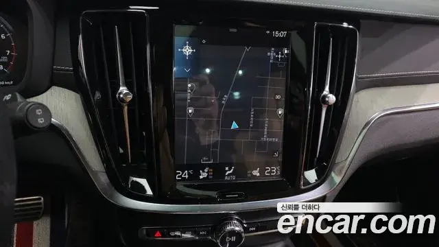 Volvo V60 Cross Country 2019 — Photo 10/20