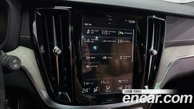 Volvo V60 Cross Country 2019 — Photo 12/20