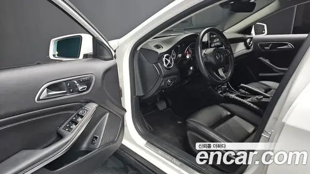 Mercedes-Benz GLA-Class 2018 — Фото 11/20