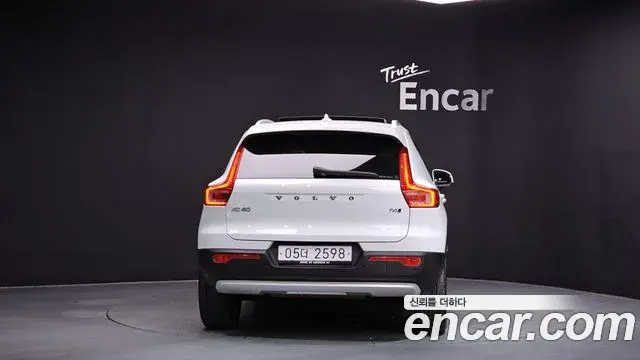 Volvo XC40 2019 — Şəkil 7/20